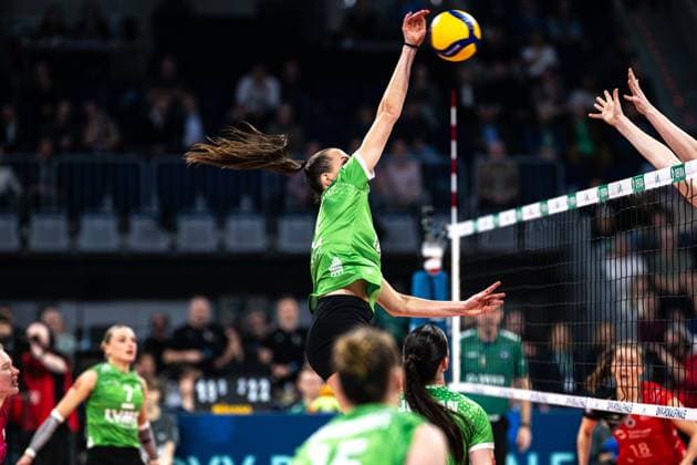 Marije ten Brinke USC Münster 6 smashes at the net DVV Cup Final 2025 in the SAP Arena, Mannheim Copyright: HMBxMedia JonasxDinger