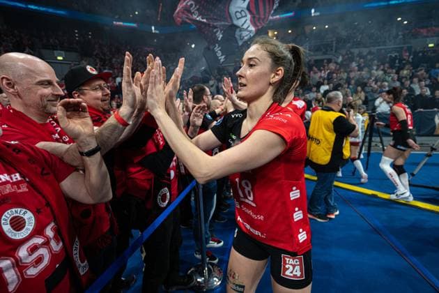 Sarah Straube Dresdner SC 18 with fans after winning the FianleDVV Cup Final 2025 in the SAP Arena, Mannheim Copyright: HMBxMedia JonasxDinger