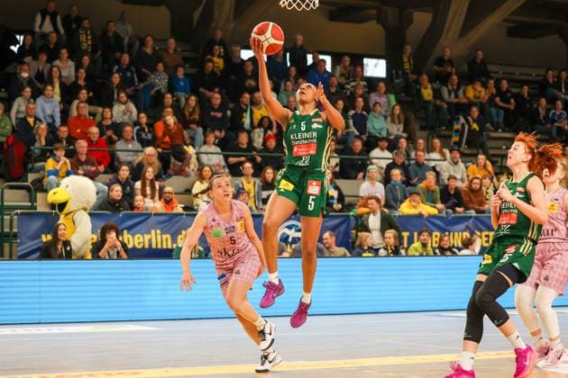 Quinesha Lockett Rutronik Stars Keltern, 05 rises with the ball to the basket, DBBL Pokal , 02 03 2025, match for place1 Saarlouis Royals vs Rutronik Stars Kelter, Berlin Berlin Germany Copyright: xFootbowl ThomasxSobotzkix