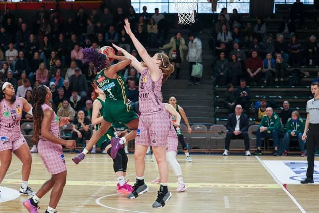 Quinesha Lockett Rutronik Stars Keltern, 05 with the ball at the basket, DBBL Pokal , 02 03 2025, match for place1 Saarlouis Royals vs Rutronik Stars Kelter, Berlin Berlin Germany Copyright: xFootbowl ThomasxSobotzkix
