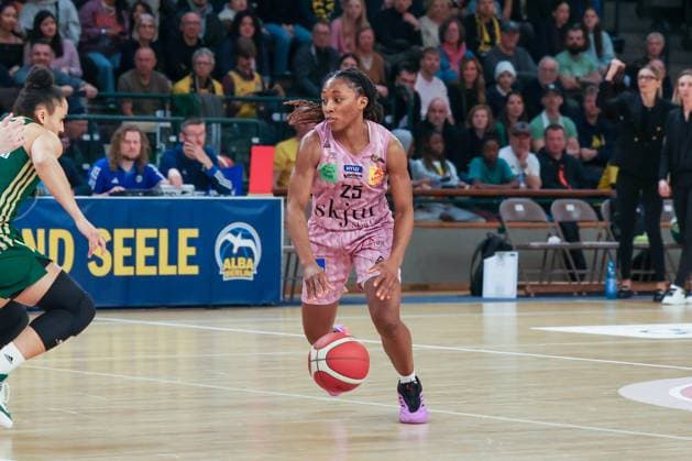 martha burse Saarlouis Royals, 25 with the ball, DBBL Pokal , 02 03 2025, match for place1 Saarlouis Royals vs Rutronik Stars Kelter, Berlin Berlin Germany Copyright: xFootbowl ThomasxSobotzkix