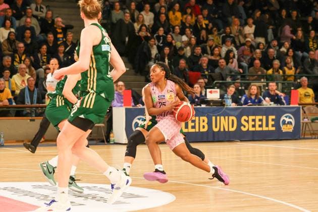 martha burse Saarlouis Royals, 25 starts with the ball, DBBL Pokal , 02 03 2025, match for place1 Saarlouis Royals vs Rutronik Stars Kelter, Berlin Berlin Germany Copyright: xFootbowl ThomasxSobotzkix