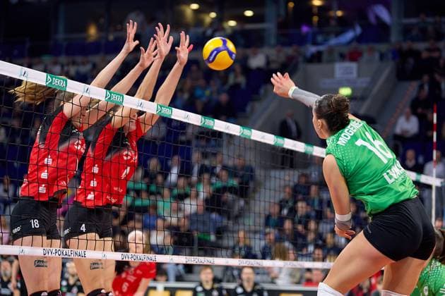Attack by Mikala Mogensen USC Muenster, 16 against the double block GER, Dresdner SC USC Muenster, Volleyball, DVV Pokalfinale Frauen 2025, 02 03 25 GER, Dresdner SC USC Muenster, Volleyball, DVV Pokalfinale Frauen 2025, 02 03 25 Mannheim Copyright: xEibner-Pressefoto GeraldxOelze-dexStoppanyx EP-ODS