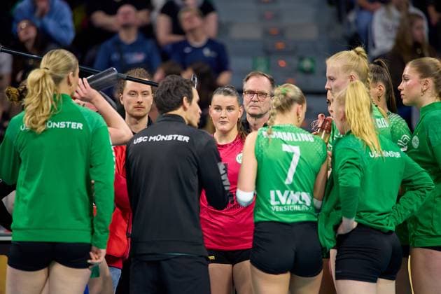 Time-out USC Muenster with Matthias Pack USC Muenster, Head Coach GER, Dresdner SC USC Muenster, Volleyball, DVV Cup Final Women 2025, 02 03 25 GER, Dresdner SC USC Muenster, Volleyball, DVV Cup Final Women 2025, 02 03 25 Mannheim Copyright: xEibner-Pressefoto GeraldxOelze-dexStoppanyx EP-ODS