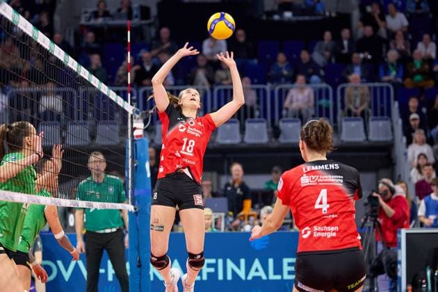 Top serve by Sarah Straube Dresdner SC, 18 GER, Dresdner SC USC Muenster, Volleyball, DVV Cup Final Women 2025, 02 03 25 GER, Dresdner SC USC Muenster, Volleyball, DVV Cup Final Women 2025, 02 03 25 Mannheim Copyright: xEibner-Pressefoto GeraldxOelze-dexStoppanyx EP-ODS