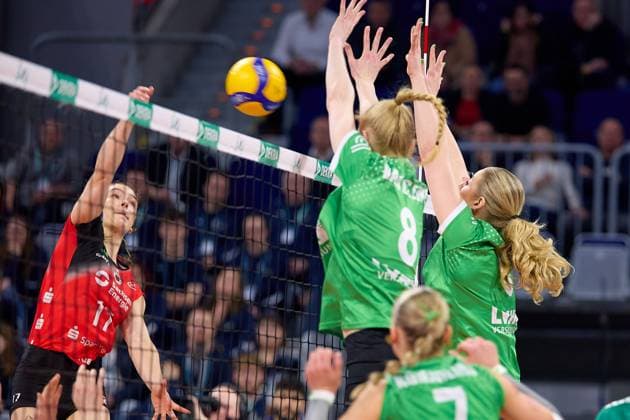 Lorena Lorber Fijok Dresdner SC, 17 i Attack against the double block of Luisa van Clewe USC Muenster, 08 and Marije ten Brinke USC Muenster, 06 GER, Dresdner SC USC Muenster, Volleyball, DVV Pokalfinale Frauen 2025, 02 03 25 GER, Dresdner SC USC Muenster, Volleyball, DVV Pokalfinale Frauen 2025, 02 03 25 Mannheim Copyright: xEibner-Pressefoto GeraldxOelze-dexStoppanyx EP-ODS
