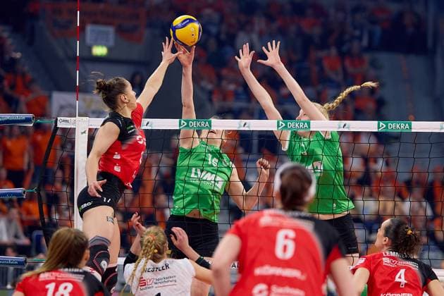 Attack by Lorena Lorber Fijok Dresdner SC, 17 against the block by Mia Kirchhoff USC Muenster, 15 and Luisa van Clewe USC Muenster, 08 GER, Dresdner SC USC Muenster, Volleyball, DVV Pokalfinale Frauen 2025, 02 03 25 GER, Dresdner SC USC Muenster, Volleyball, DVV Pokalfinale Frauen 2025, 02 03 25 Mannheim Copyright: xEibner-Pressefoto GeraldxOelze-dexStoppanyx EP-ODS