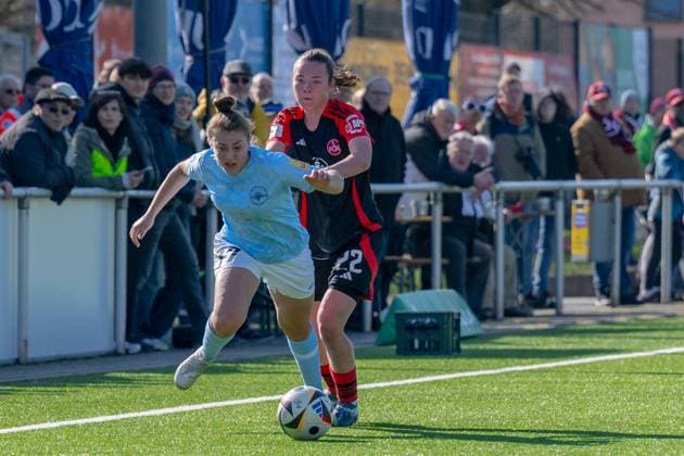 02 03 2025, Football, 2 Womens Bundesliga, 2024 2025, SG 99 Andernach 1 FC Nuremberg Julia Pollak 22 Nuremberg holds Leonie Wäschenbach 17 Andernach holds Mendig Junglas Baumaschinen Stadion Rheinland Pfalz Germany