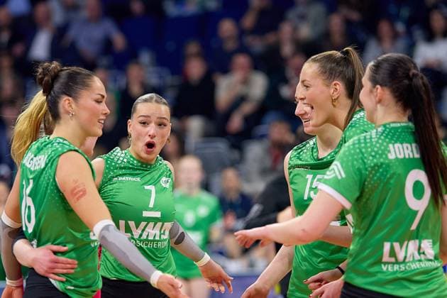 Jubilation, joy USC Muenster with Elena Koemmling USC Muenster, 07 , Mia Kirchhoff USC Muenster, 15 and Mikala Mogensen USC Muenster, 16 GER, Dresdner SC USC Muenster, Volleyball, DVV Pokalfinale Frauen 2025, 02 03 25 GER, Dresdner SC USC Muenster, Volleyball, DVV Pokalfinale Frauen 2025, 02 03 25 Mannheim Copyright: xEibner-Pressefoto GeraldxOelze-dexStoppanyx EP-ODS