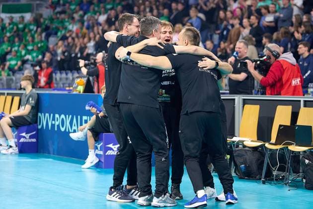 Joyful jubilation of the coaches and supervisors around Alexander Waibel Dresdner SC, head coach after the 3 0 victory GER, Dresdner SC USC Muenster, Volleyball, DVV Cup Final Women 2025, 02 03 25 GER, Dresdner SC USC Muenster, Volleyball, DVV Cup Final Women 2025, 02 03 25 Mannheim Copyright: xEibner-Pressefoto GeraldxOelze-dexStoppanyx EP-ODS
