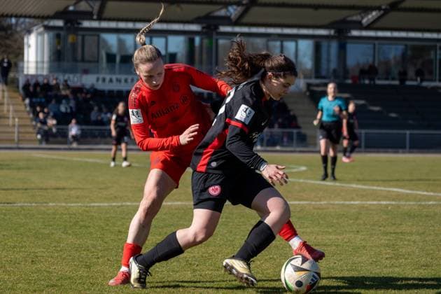 02 03 2025, xhfmx, Fußball 2 Bundesliga, Eintracht Frankfurt FC Bayern München II v l Veronika Litzlfelder 22 FC Bayern München U20 , Tessa Zimmermann 20 Eintracht Frankfurt U20 DFL DFB REGULATIONS PROHIBIT ANY USE OF PHOTOGRAPHS as IMAGE SEQUENCES and or QUASI VIDEO Frankfurt am Main