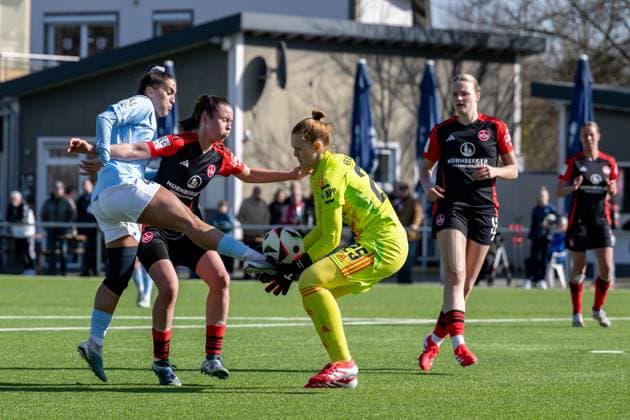 02 03 2025, Football, 2 Womens Bundesliga, 2024 2025, SG 99 Andernach 1 FC Nürnberg Besarta Hisenaj 4 Andernach with her foot in the direction of Kristin Krammer 25 Nürnberg , who catches the ball and foot Julia Pollak 22 Nürnberg can no longer really intervene here either Mendig Junglas Baumaschinen Stadion Rheinland Pfalz Germany