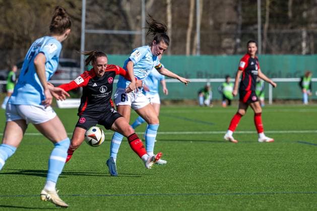 02 03 2025, Football, 2 Womens Bundesliga, 2024 2025, SG 99 Andernach 1 FC Nürnberg Alina Mailbeck 6 Nürnberg tries to shield the ball from Lisa Kossmann 6 Andernach Mendig Junglas Baumaschinen Stadion Rheinland Pfalz Germany