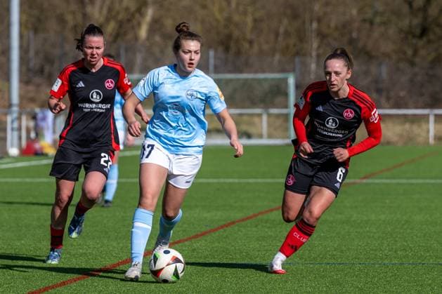 02 03 2025, Football, 2 Womens Bundesliga, 2024 2025, SG 99 Andernach 1 FC Nuremberg Leonie Wäschenbach 17 Andernach dares to push forward again and escapes Julia Pollak 22 Nuremberg and Alina Mailbeck 6 Nuremberg Mendig Junglas Baumaschinen Stadion Rheinland Pfalz Germany