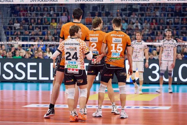 Size difference Kyle Dagostino Berlin Recycling Volleys, 24 and Moritz Reichert Berlin Recycling Volleys, 15 and Matthew Knigge Berlin Recycling Volleys, 02 at the start of the match, await the serve GER, BERLIN RECYCLING Volleys SWD powervolleys Dueren, Volleyball, DVV Cup Final Men 2025, 02 03 25 GER, BERLIN RECYCLING Volleys SWD powervolleys Dueren, Volleyball, DVV Cup Final Men 2025, 02 03 25 Mannheim Copyright: xEibner-Pressefoto GeraldxOelze-dexStoppanyx EP-ODS