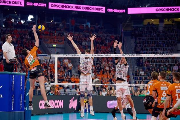 Attack Jake Hanes Berlin Recycling Volleys, 22 against the double block of SWD powervolleys Dueren GER, BERLIN RECYCLING Volleys SWD powervolleys Dueren, Volleyball, DVV Pokalfinale Maenner 2025, 02 03 25 GER, BERLIN RECYCLING Volleys SWD powervolleys Dueren, Volleyball, DVV Pokalfinale Maenner 2025, 02 03 25 Mannheim Copyright: xEibner-Pressefoto GeraldxOelze-dexStoppanyx EP-ODS