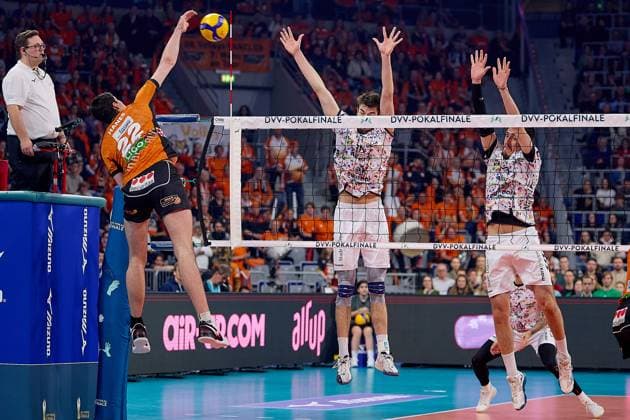 Attack Jake Hanes Berlin Recycling Volleys, 22 against the double block of SWD powervolleys Dueren GER, BERLIN RECYCLING Volleys SWD powervolleys Dueren, Volleyball, DVV Pokalfinale Maenner 2025, 02 03 25 GER, BERLIN RECYCLING Volleys SWD powervolleys Dueren, Volleyball, DVV Pokalfinale Maenner 2025, 02 03 25 Mannheim Copyright: xEibner-Pressefoto GeraldxOelze-dexStoppanyx EP-ODS