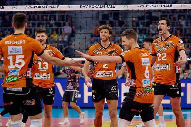 Jake Hanes Berlin Recycling Volleys, 22 Matthew Knigge Berlin Recycling Volleys, 02 and Ruben Schott Berlin Recycling Volleys, 13 , Johannes Tille Berlin Recycling Volleys, 06 GER, BERLIN RECYCLING Volleys SWD powervolleys Dueren, Volleyball, DVV Pokalfinale Maenner 2025, 02 03 25 GER, BERLIN RECYCLING Volleys SWD powervolleys Dueren, Volleyball, DVV Pokalfinale Maenner 2025, 02 03 25 Mannheim Copyright: xEibner-Pressefoto GeraldxOelze-dexStoppanyx EP-ODS