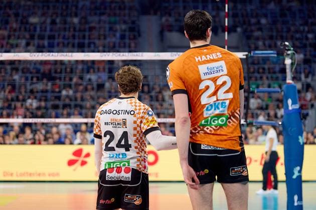Size comparison Kyle Dagostino Berlin Recycling Volleys, 24 and Jake Hanes Berlin Recycling Volleys, 22 GER, BERLIN RECYCLING Volleys SWD powervolleys Dueren, Volleyball, DVV Pokalfinale Maenner 2025, 02 03 25 GER, BERLIN RECYCLING Volleys SWD powervolleys Dueren, Volleyball, DVV Pokalfinale Maenner 2025, 02 03 25 Mannheim Copyright: xEibner-Pressefoto GeraldxOelze-dexStoppanyx EP-ODS