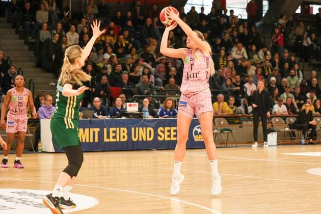 GABIJA MEÅ KONYTÄ- Saarlouis Royals, 17 fixes the basket and has the ball, DBBL Pokal , 02 03 2025, match for place1 Saarlouis Royals vs Rutronik Stars Kelter, Berlin Berlin Germany Copyright: xFootbowl ThomasxSobotzkix
