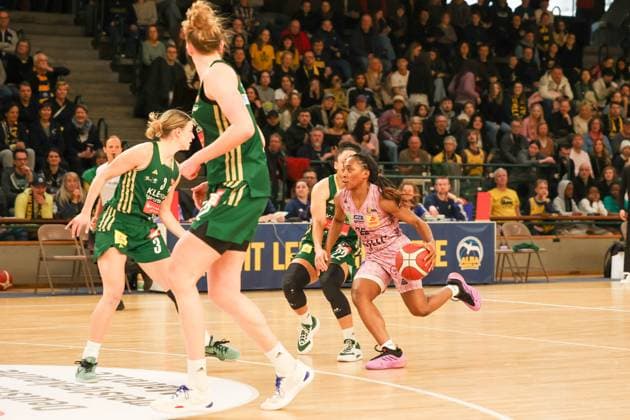martha burse Saarlouis Royals, 25 with the ball in the barrel, DBBL Pokal , 02 03 2025, match for place1 Saarlouis Royals vs Rutronik Stars Kelter, Berlin Berlin Germany Copyright: xFootbowl ThomasxSobotzkix