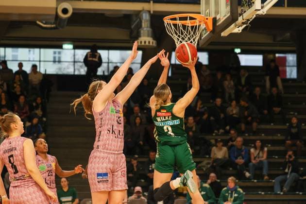 Alexandra Wilke Rutronik Stars Keltern, 03 rises with the ball to the basket, DBBL Pokal , 02 03 2025, match for place1 Saarlouis Royals vs Rutronik Stars Kelter, Berlin Berlin Germany Copyright: xFootbowl ThomasxSobotzkix