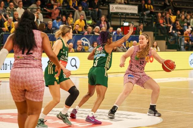 HAYLEY FRANK Saarlouis Royals ä45 with the ball, Quinesha Lockett Rutronik Stars Keltern, 05 in defense, SLR DBBL Pokal , 02 03 2025, match for place1 Saarlouis Royals vs Rutronik Stars Kelter, Berlin Berlin Germany Copyright: xFootbowl ThomasxSobotzkix