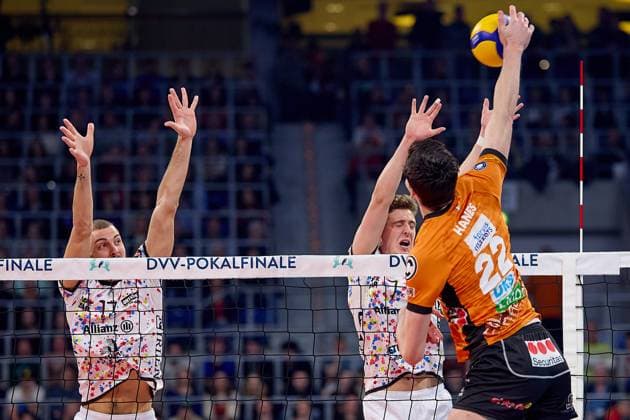 Jake Hanes Berlin Recycling Volleys, 22 in attack, no chance to block Francois Huetz SWD powervolleys Dueren, 17 GER, BERLIN RECYCLING Volleys SWD powervolleys Dueren, Volleyball, DVV Pokalfinale Maenner 2025, 02 03 25 GER, BERLIN RECYCLING Volleys SWD powervolleys Dueren, Volleyball, DVV Pokalfinale Maenner 2025, 02 03 25 Mannheim Copyright: xEibner-Pressefoto GeraldxOelze-dexStoppanyx EP-ODS
