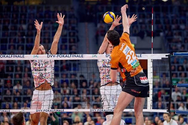 Jake Hanes Berlin Recycling Volleys, 22 in attack, no chance to block Francois Huetz SWD powervolleys Dueren, 17 GER, BERLIN RECYCLING Volleys SWD powervolleys Dueren, Volleyball, DVV Pokalfinale Maenner 2025, 02 03 25 GER, BERLIN RECYCLING Volleys SWD powervolleys Dueren, Volleyball, DVV Pokalfinale Maenner 2025, 02 03 25 Mannheim Copyright: xEibner-Pressefoto GeraldxOelze-dexStoppanyx EP-ODS