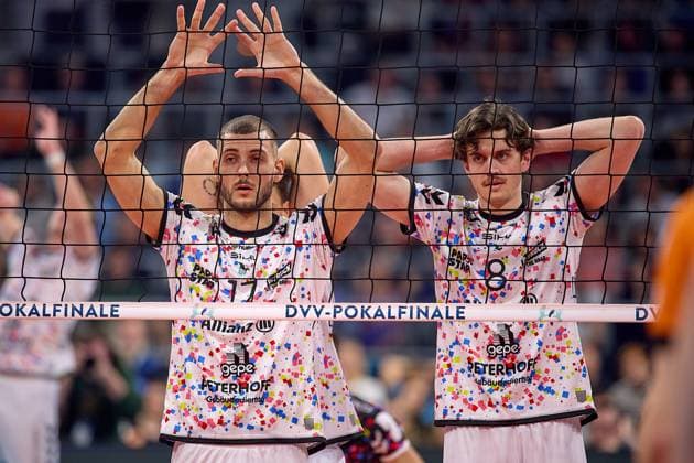 Francois Huetz SWD powervolleys Dueren, 17 and Robin Baghdady SWD powervolleys Dueren, 08 await the serve GER, BERLIN RECYCLING Volleys SWD powervolleys Dueren, Volleyball, DVV Cup Final Men 2025, 02 03 25 GER, BERLIN RECYCLING Volleys SWD powervolleys Dueren, Volleyball, DVV Cup Final Men 2025, 02 03 25 Mannheim Copyright: xEibner-Pressefoto GeraldxOelze-dexStoppanyx EP-ODS