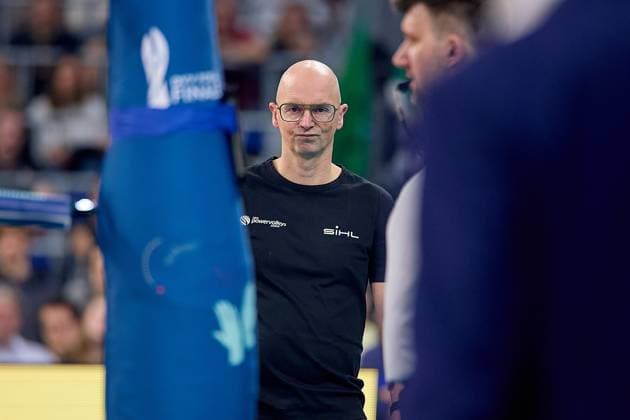 skeptical look Christophe Achten SWD powervolleys Dueren, Head Coach GER, BERLIN RECYCLING Volleys SWD powervolleys Dueren, Volleyball, DVV Pokalfinale Maenner 2025, 02 03 25 GER, BERLIN RECYCLING Volleys SWD powervolleys Dueren, Volleyball, DVV Pokalfinale Maenner 2025, 02 03 25 Mannheim Copyright: xEibner-Pressefoto GeraldxOelze-dexStoppanyx EP-ODS