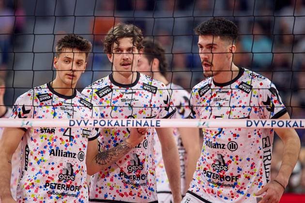 Gregor Pernus SWD powervolleys Dueren, 04 Robin Baghdady SWD powervolleys Dueren, 08 Alex Knight SWD powervolleys Dueren, 07 GER, BERLIN RECYCLING Volleys SWD powervolleys Dueren, Volleyball, DVV Pokalfinale Maenner 2025, 02 03 25 GER, BERLIN RECYCLING Volleys SWD powervolleys Dueren, Volleyball, DVV Pokalfinale Maenner 2025, 02 03 25 Mannheim Copyright: xEibner-Pressefoto GeraldxOelze-dexStoppanyx EP-ODS