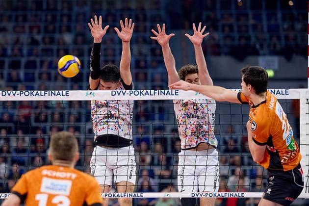 Jake Hanes Berlin Recycling Volleys, 22 against double block with Robin Baghdady SWD powervolleys Dueren, 08 GER, BERLIN RECYCLING Volleys SWD powervolleys Dueren, Volleyball, DVV Pokalfinale Maenner 2025, 02 03 25 GER, BERLIN RECYCLING Volleys SWD powervolleys Dueren, Volleyball, DVV Pokalfinale Maenner 2025, 02 03 25 Mannheim Copyright: xEibner-Pressefoto GeraldxOelze-dexStoppanyx EP-ODS