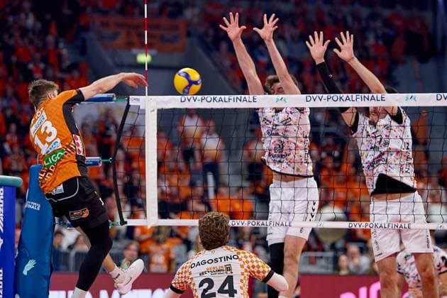 Attack Ruben Schott Berlin Recycling Volleys, 13 against Imanol Salazar SWD powervolleys Dueren, 05 GER, BERLIN RECYCLING Volleys SWD powervolleys Dueren, Volleyball, DVV Pokalfinale Maenner 2025, 02 03 25 GER, BERLIN RECYCLING Volleys SWD powervolleys Dueren, Volleyball, DVV Pokalfinale Maenner 2025, 02 03 25 Mannheim Copyright: xEibner-Pressefoto GeraldxOelze-dexStoppanyx EP-ODS
