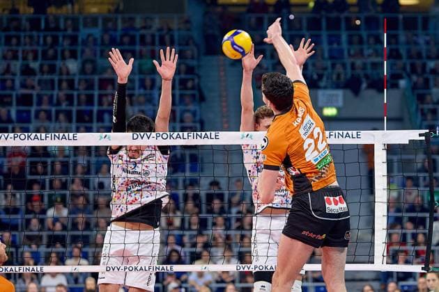 Attack Jake Hanes Berlin Recycling Volleys, 22 against double block with Imanol Salazar SWD powervolleys Dueren, 05 GER, BERLIN RECYCLING Volleys SWD powervolleys Dueren, Volleyball, DVV Pokalfinale Maenner 2025, 02 03 25 GER, BERLIN RECYCLING Volleys SWD powervolleys Dueren, Volleyball, DVV Pokalfinale Maenner 2025, 02 03 25 Mannheim Copyright: xEibner-Pressefoto GeraldxOelze-dexStoppanyx EP-ODS