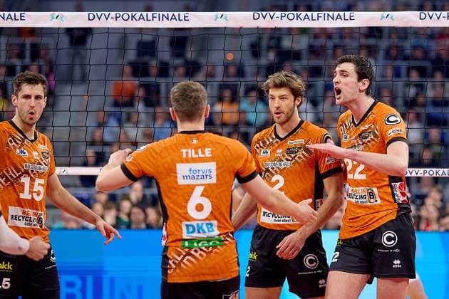 Cheers, joy Jake Hanes Berlin Recycling Volleys, 22 , Matthew Knigge Berlin Recycling Volleys, 02 , Johannes Tille Berlin Recycling Volleys, 06 and Moritz Reichert Berlin Recycling Volleys, 15 GER, BERLIN RECYCLING Volleys SWD powervolleys Dueren, Volleyball, DVV Pokalfinale Maenner 2025, 02 03 25 GER, BERLIN RECYCLING Volleys SWD powervolleys Dueren, Volleyball, DVV Pokalfinale Maenner 2025, 02 03 25 Mannheim Copyright: xEibner-Pressefoto GeraldxOelze-dexStoppanyx EP-ODS