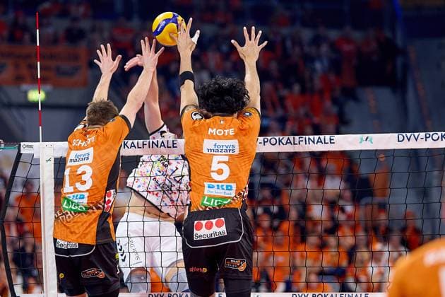 Double block Nehemiah Mote Berlin Recycling Volleys, 05 and Ruben Schott Berlin Recycling Volleys, 13 against Matthew Neaves SWD powervolleys Dueren, 14 GER, BERLIN RECYCLING Volleys SWD powervolleys Dueren, Volleyball, DVV Pokalfinale Maenner 2025, 02 03 25 GER, BERLIN RECYCLING Volleys SWD powervolleys Dueren, Volleyball, DVV Pokalfinale Maenner 2025, 02 03 25 Mannheim Copyright: xEibner-Pressefoto GeraldxOelze-dexStoppanyx EP-ODS