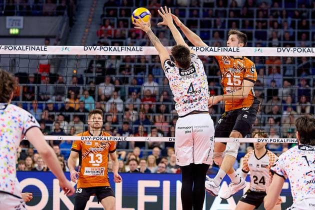 Attack Moritz Reichert Berlin Recycling Volleys, 15 against single block by Gregor Pernus SWD powervolleys Dueren, 04 GER, BERLIN RECYCLING Volleys SWD powervolleys Dueren, Volleyball, DVV Pokalfinale Maenner 2025, 02 03 25 GER, BERLIN RECYCLING Volleys SWD powervolleys Dueren, Volleyball, DVV Pokalfinale Maenner 2025, 02 03 25 Mannheim Copyright: xEibner-Pressefoto GeraldxOelze-dexStoppanyx EP-ODS