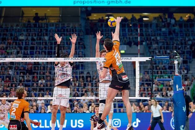 Attack Jake Hanes Berlin Recycling Volleys, 22 against double block with Imanol Salazar SWD powervolleys Dueren, 05 GER, BERLIN RECYCLING Volleys SWD powervolleys Dueren, Volleyball, DVV Pokalfinale Maenner 2025, 02 03 25 GER, BERLIN RECYCLING Volleys SWD powervolleys Dueren, Volleyball, DVV Pokalfinale Maenner 2025, 02 03 25 Mannheim Copyright: xEibner-Pressefoto GeraldxOelze-dexStoppanyx EP-ODS