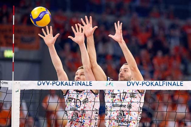 Double block Tomi Saarinen SWD powervolleys Dueren, 10 and Francois Huetz SWD powervolleys Dueren, 17 GER, BERLIN RECYCLING Volleys SWD powervolleys Dueren, Volleyball, DVV Pokalfinale Maenner 2025, 02 03 25 GER, BERLIN RECYCLING Volleys SWD powervolleys Dueren, Volleyball, DVV Pokalfinale Maenner 2025, 02 03 25 Mannheim Copyright: xEibner-Pressefoto GeraldxOelze-dexStoppanyx EP-ODS