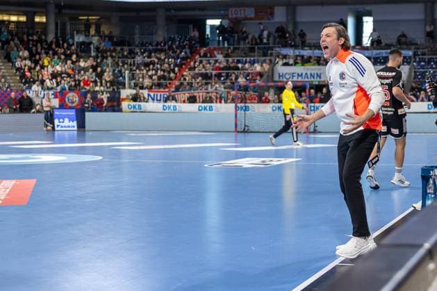 Johannes Sellin HC Erlangen, Head Coach cheers on his team while trailing and motivates them to equalize HC Erlangen vs TSV Hannover Burgdorf, Handball, 1 Handball Bundesliga, Season 2024 2025, Matchday 21, 02 03 2025 HC Erlangen vs TSV Hannover Burgdorf, Handball, 1 Handball Bundesliga, Season 2024 2025, Matchday 21, 02 03 2025 Nuremberg Copyright: xEibner-Pressefoto ArdanxFuessmanx EP_AFN