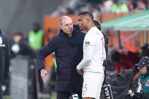 Head coach Jess Thorup FC Augsburg gives Steve Mounie 15 FC Augsbburg final instructions before substitution, FC Augsburg vs SC Freiburg, Football, 1 Bundesliga, 24 Matchday, 02 03 2025 DFB regulations prohibit any use of photographs as image sequences and or quasi video Augsburg Bayern Germany Copyright: xkolbert-press ChristianxKolbertx