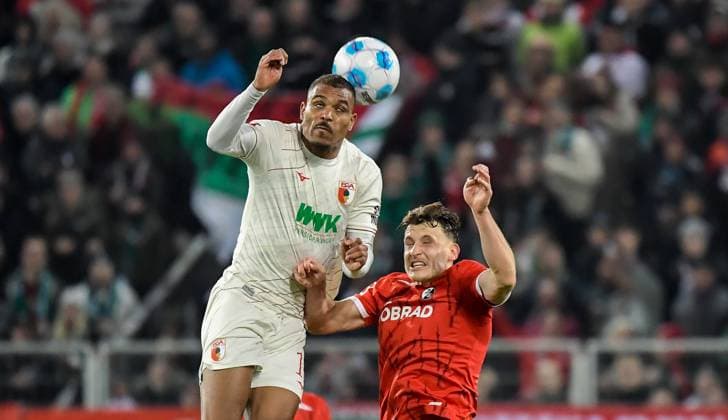 02 03 2025, xemx, Soccer 1 Bundesliga, FC Augsburg SC Freiburg v l Steve Mounie FC Augsburg , Maximilian Eggestein SC Freiburg Zweikampf, Aktion, action, battle for the ball DFL DFB REGULATIONS PROHIBIT ANY USE OF PHOTOGRAPHS as IMAGE SEQUENCES and or QUASI VIDEO Augsburg