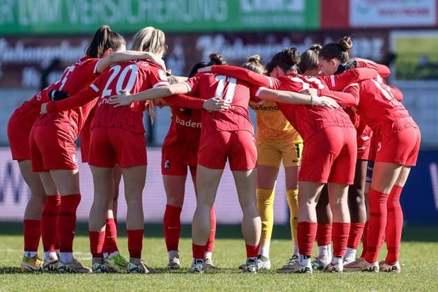 v li Players from SC Freiburg II swear in with a team circle, team circle, speech, motivation, THE DFB REGULATIONS PROHIBIT ANY USE OF PHOTOGRAPHS AS IMAGE SEQUENCES AND OR QUASI VIDEO , 02 03 2025, Meppen Germany , Football, 2 Womens Bundesliga, SV Meppen SC Freiburg II xobx