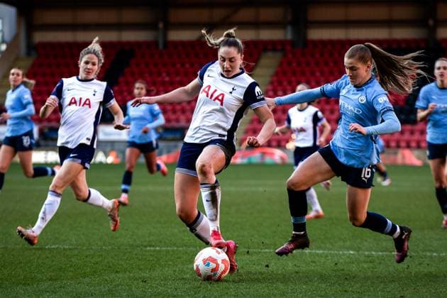 Sport Themen der Woche KW09 Sport Bilder des Tages London, England, March 02 2025: Ella Morris (3 Tottenham Hotspur) and Jess Park (16 Manchester City) in action during the Womens Super League game between Tottenham Hotspur and Manchester City at Brisbane Road in London, England. (Pedro Porru SPP)  Copyright: xPedroxPorrux xSPPx spp-en-PePoSp-4F8A7234_DxO