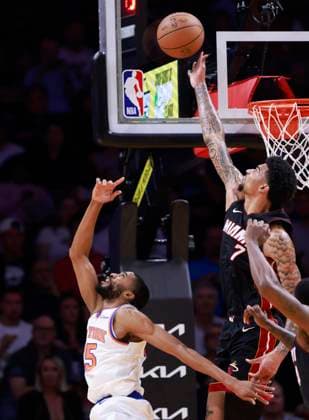 Sport Themen der Woche KW09 Sport Bilder des Tages Kel el Ware (r) of the Heat makes a block in front of Mikal Bridges of the Knicks during a game between Miami Heat and New York Knicks at the Kaseya Center in Miami, United States, 02 mARCH 2025 NBA, Basketball Herren, USA Miami Heat - New York Knicks !ACHTUNG: NUR REDAKTIONELLE NUTZUNG!  Copyright: xRHONAxWISEx AME5833 20250303-55016121289_1