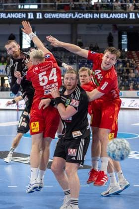 Sport Themen der Woche KW09 Sport Bilder des Tages Nach Wurf von Antonio Metzner (HC Erlangen, 27) verfolgen die Spieler den Ball in Richtung Tor. Maciej Gebala (HC Erlangen, 77) Thomas Solstad (TSV Hannover-Burgdorf, 44) Justus Fischer (TSV Hannover-Burgdorf, 54). HC Erlangen vs. TSV Hannover-Burgdorf, Handball, 1. Handball Bundesliga, Saison 2024 2025, 21. Spieltag, 02.03.2025 HC Erlangen vs. TSV Hannover-Burgdorf, Handball, 1. Handball Bundesliga, Saison 2024 2025, 21. Spieltag, 02.03.2025 Nuernberg *** After a throw by Antonio Metzner HC Erlangen, 27 the players pursue the ball towards the goal Maciej Gebala HC Erlangen, 77 Thomas Solstad TSV Hannover Burgdorf, 44 Justus Fischer TSV Hannover Burgdorf, 54 HC Erlangen vs TSV Hannover Burgdorf, Handball, 1 Handball Bundesliga, Saison 2024 2025, 21 Spieltag, 02 03 2025 HC Erlangen vs TSV Hannover Burgdorf, Handball, 1 Handball Bundesliga, Saison 2024 2025, 21 Spieltag, 02 03 2025 Nuernberg Copyright: xEibner-Pressefoto ArdanxFuessmanx EP_AFN