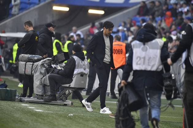 Paulo Fonseca tente d intimider physiquement l arbitre Benoît Millon lors du match de Ligue 1 McDonald s Lyon - Brest (2-1) au Groupama stadium Paulo Fonseca tente d intimider physiquement l arbitre Benoît Millon lors du match de Ligue 1 McDonald s Lyon - Brest (2-1) au Groupama stadium. Lyon s coach Paulo FONSECA during the French L1 football match between Olympique Lyonnais (OL) and Stade Brestois 29 (Brest) at the Groupama Stadium in Decines-Charpieu, Lyon France on March 2, 2025  Copyright: xMouradxAllilix PsnewZ BestimagexMouradxAllilix PsnewZ Bestimagex