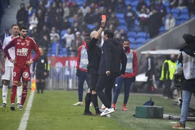 Paulo Fonseca tente d intimider physiquement l arbitre Benoît Millon lors du match de Ligue 1 McDonald s Lyon - Brest (2-1) au Groupama stadium Paulo Fonseca tente d intimider physiquement l arbitre Benoît Millon lors du match de Ligue 1 McDonald s Lyon - Brest (2-1) au Groupama stadium. Lyon s coach Paulo FONSECA during the French L1 football match between Olympique Lyonnais (OL) and Stade Brestois 29 (Brest) at the Groupama Stadium in Decines-Charpieu, Lyon France on March 2, 2025  Copyright: xMouradxAllilix PsnewZ BestimagexMouradxAllilix PsnewZ Bestimagex