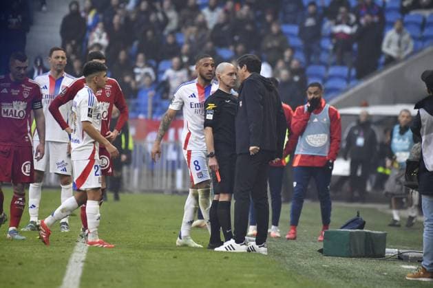 Paulo Fonseca tente d intimider physiquement l arbitre Benoît Millon lors du match de Ligue 1 McDonald s Lyon - Brest (2-1) au Groupama stadium Paulo Fonseca tente d intimider physiquement l arbitre Benoît Millon lors du match de Ligue 1 McDonald s Lyon - Brest (2-1) au Groupama stadium. Lyon s coach Paulo FONSECA during the French L1 football match between Olympique Lyonnais (OL) and Stade Brestois 29 (Brest) at the Groupama Stadium in Decines-Charpieu, Lyon France on March 2, 2025  Copyright: xMouradxAllilix PsnewZ BestimagexMouradxAllilix PsnewZ Bestimagex